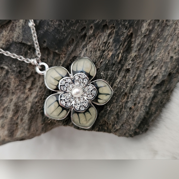 NWT Lia Sophia "Jasmine" Cut Crystal & Resin Necklace - Picture 2 of 4